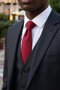 Corbata estrecha lisa de color rojo oscuro para hombre