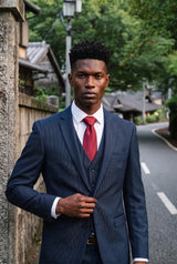 Corbata estrecha lisa de color rojo oscuro para hombre