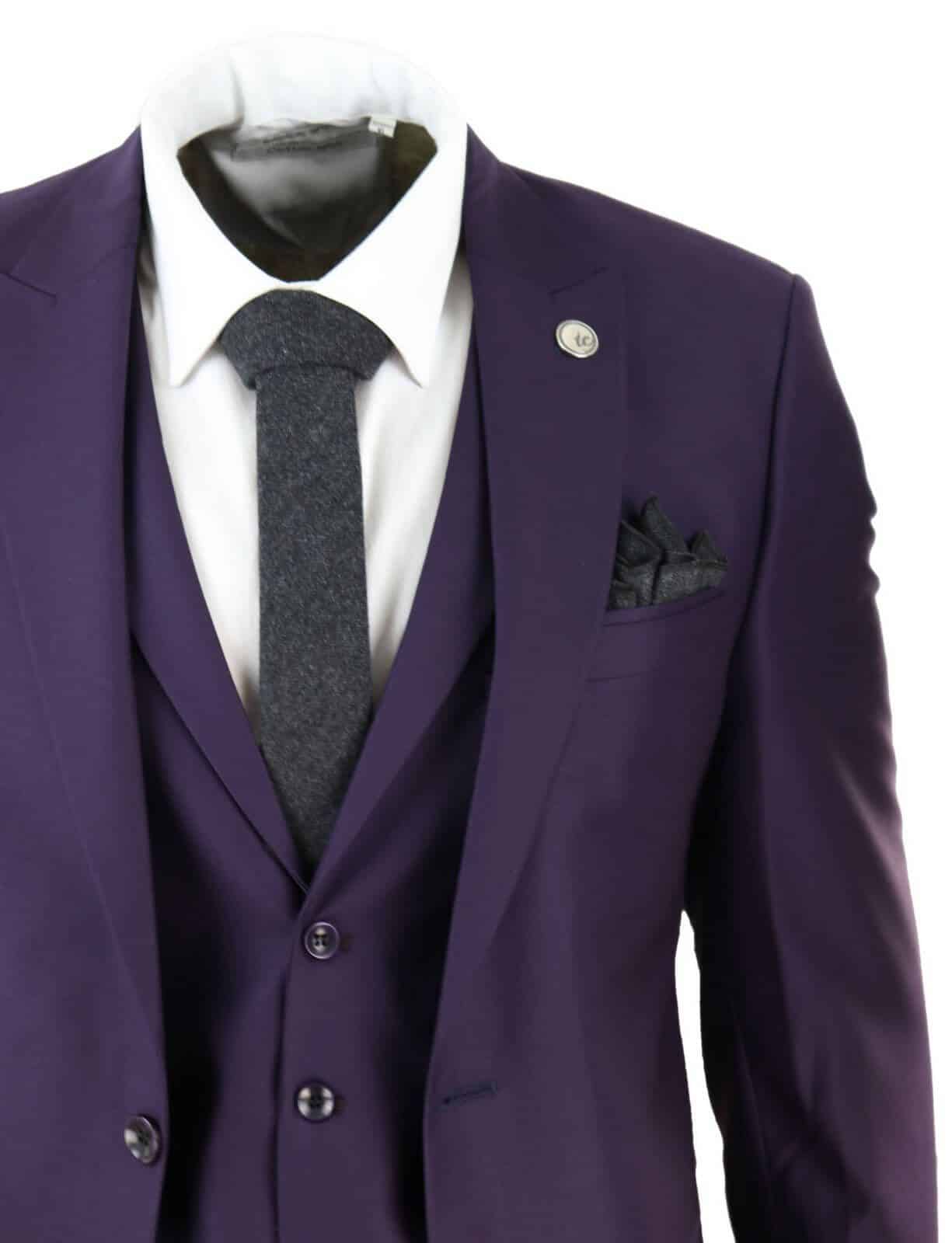 Traje de tres piezas para hombre color morado oscuro