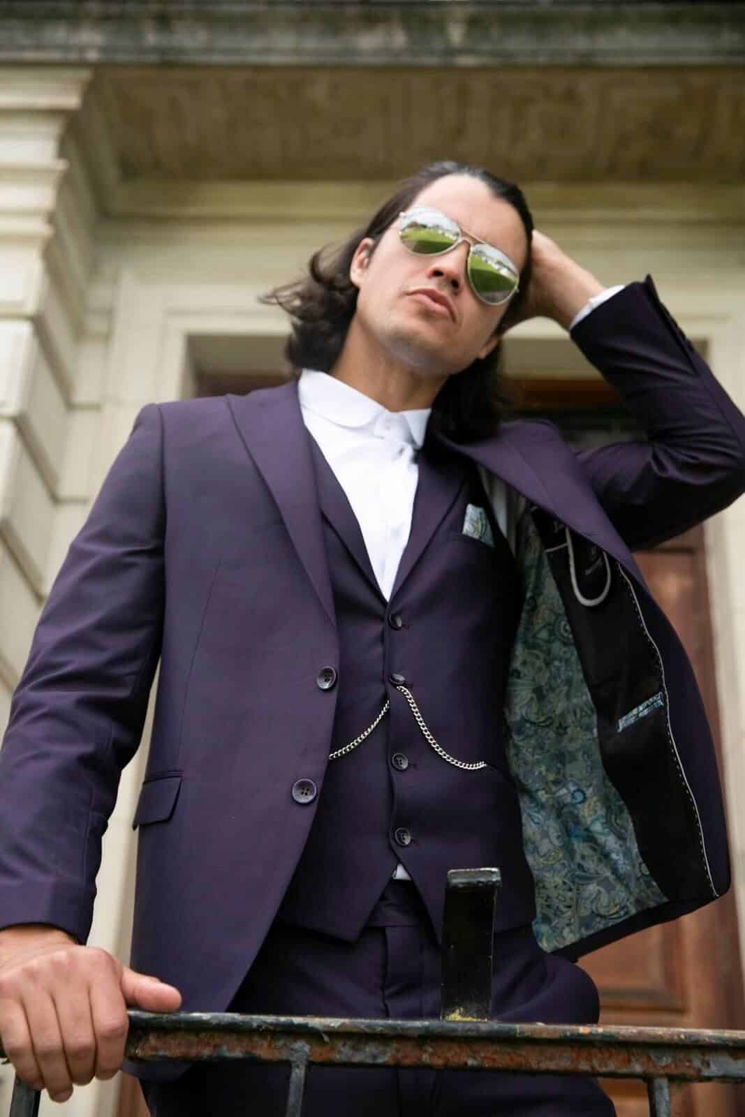 Traje de tres piezas para hombre color morado oscuro