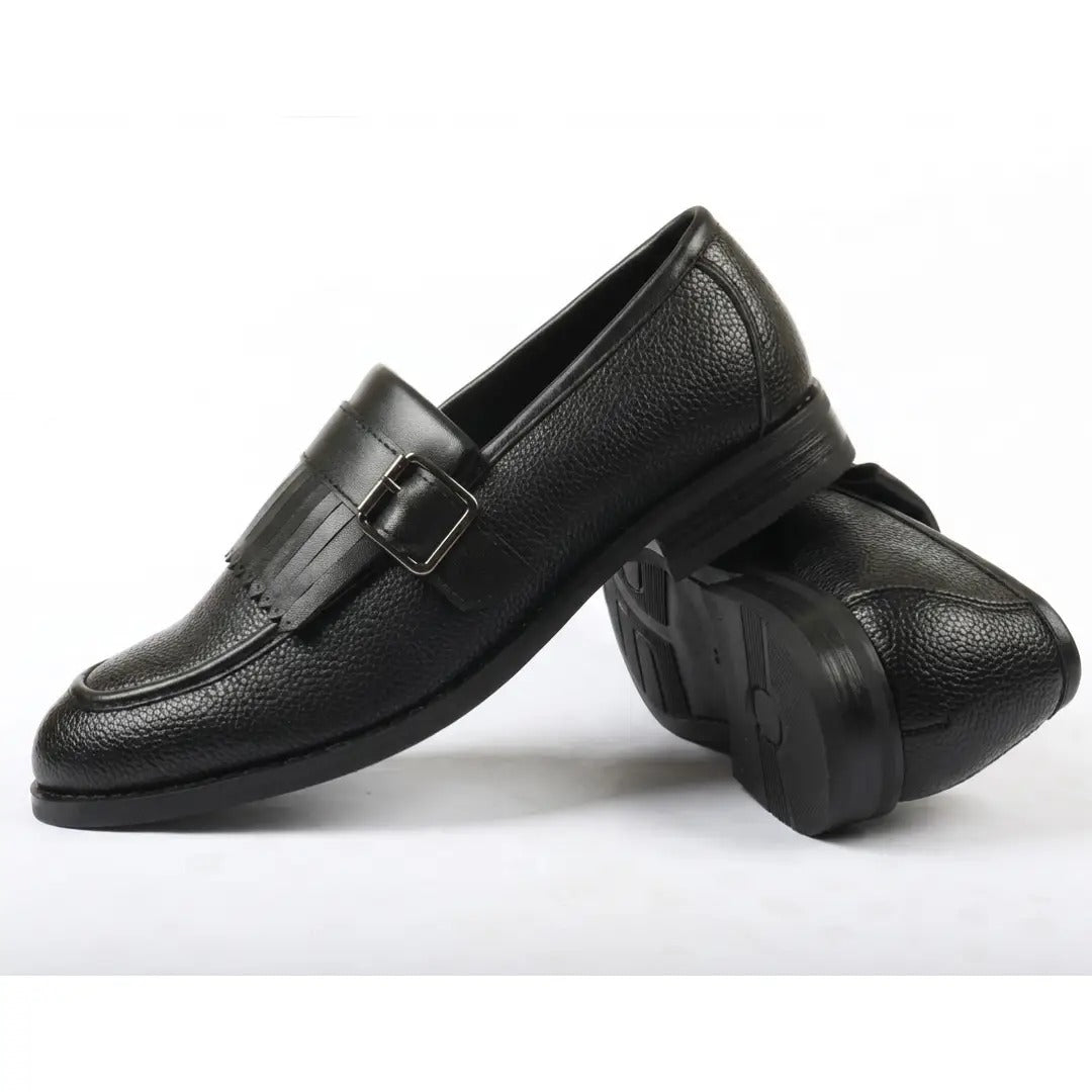 Mocasines sin cordones con hebilla y flecos para hombre