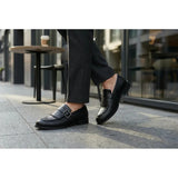 Mocasines sin cordones con hebilla y flecos para hombre