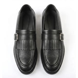 Mocasines sin cordones con hebilla y flecos para hombre