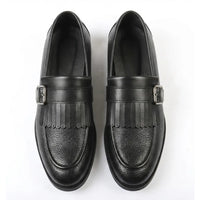 Mocasines sin cordones con hebilla y flecos para hombre