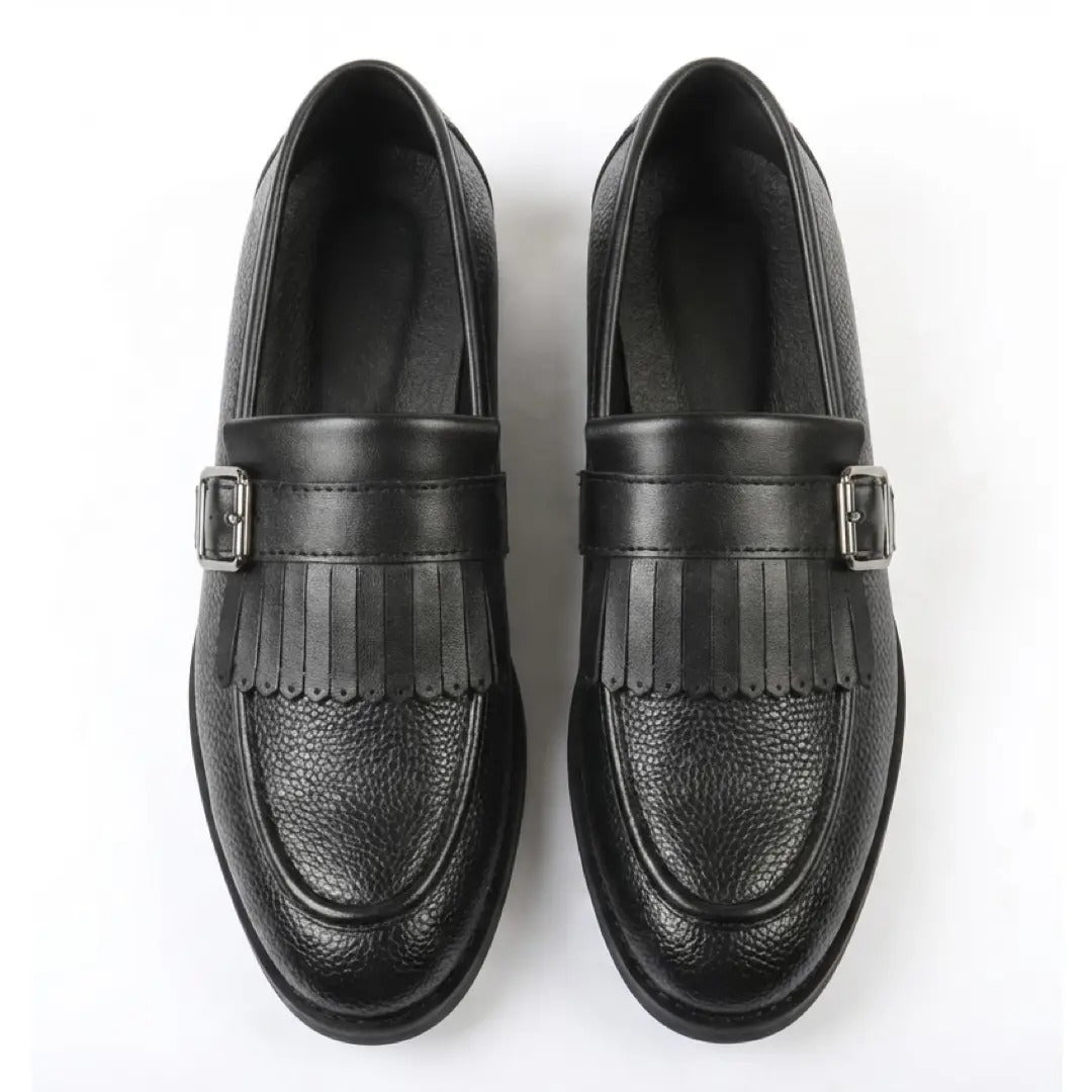 Mocasines sin cordones con hebilla y flecos para hombre
