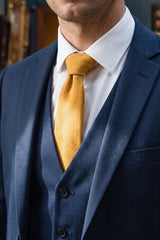 Corbata de hombre con acabado de gamuza dorada