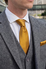 Conjunto de corbata dorada para hombre