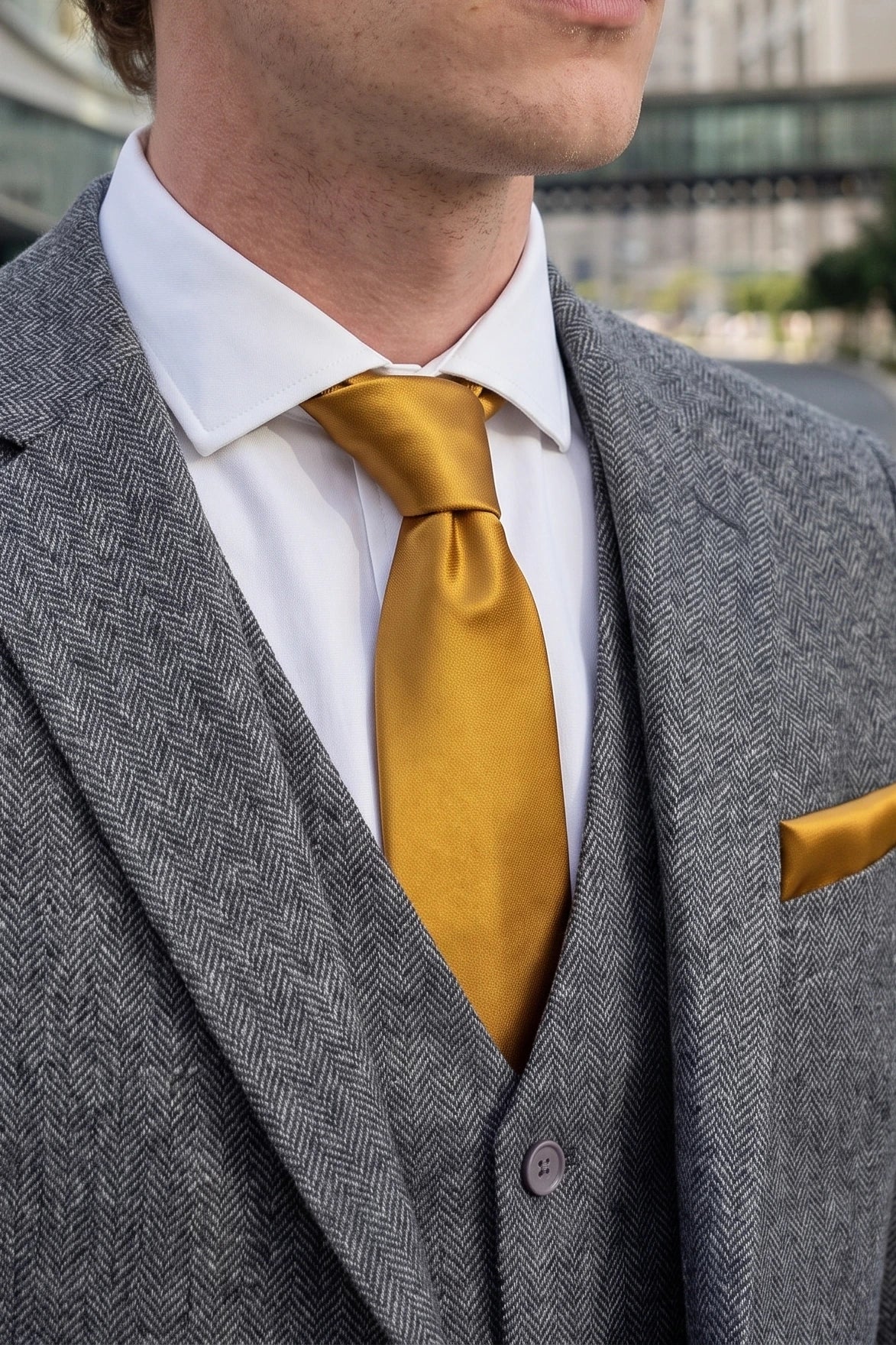 Conjunto de corbata dorada para hombre