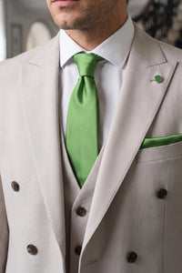 Conjunto de corbata verde para hombre con pañuelo de bolsillo y gemelos a juego.