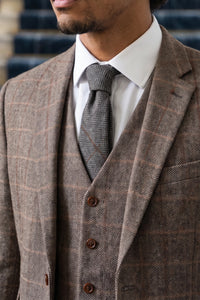 Corbata de tweed de mezcla de lana gris con estampado de espiga para hombre
