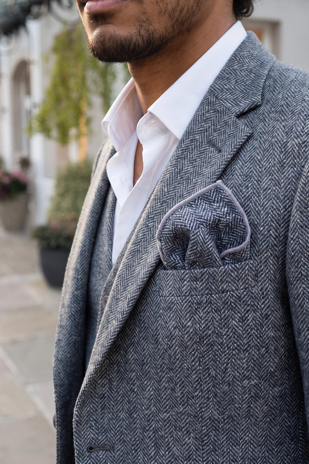 Pañuelo de bolsillo para hombre de mezcla de lana y tweed gris.