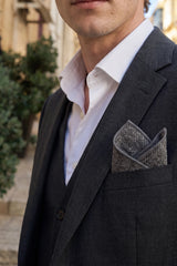 Pañuelo de bolsillo para hombre de mezcla de lana y tweed gris.