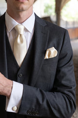 Conjunto de corbata color marfil para hombre con pañuelo de bolsillo y gemelos.