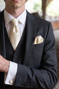 Conjunto de corbata color marfil para hombre con pañuelo de bolsillo y gemelos.