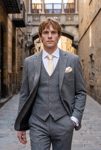 Conjunto de corbata color marfil para hombre con pañuelo de bolsillo y gemelos.