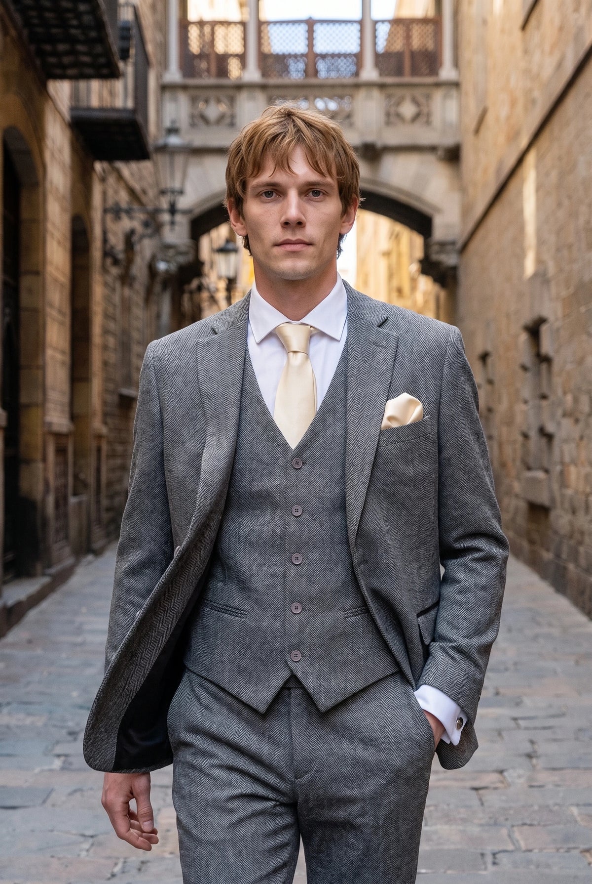 Conjunto de corbata color marfil para hombre con pañuelo de bolsillo y gemelos.