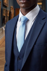 Corbata estrecha azul claro para hombre