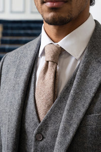 Corbata de tweed de mezcla de lana con estampado de espiga marrón claro para hombre
