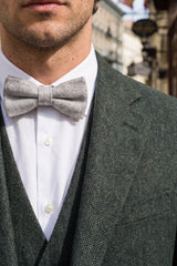 Pajarita de tweed gris claro para hombre