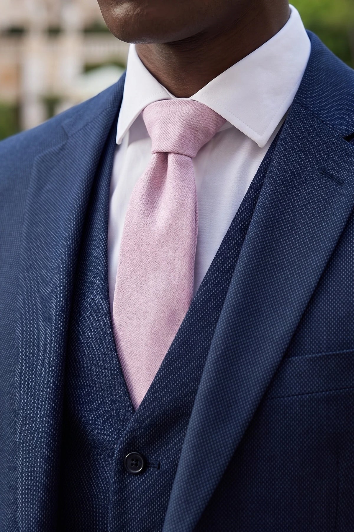 Corbata de hombre rosa claro con acabado de ante.