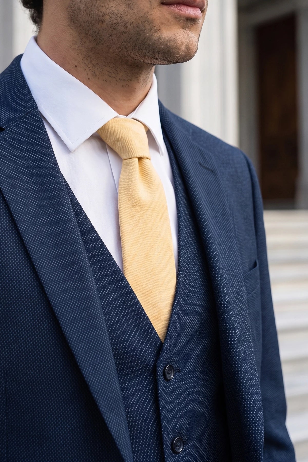 Corbata de hombre color amarillo claro con acabado de ante.