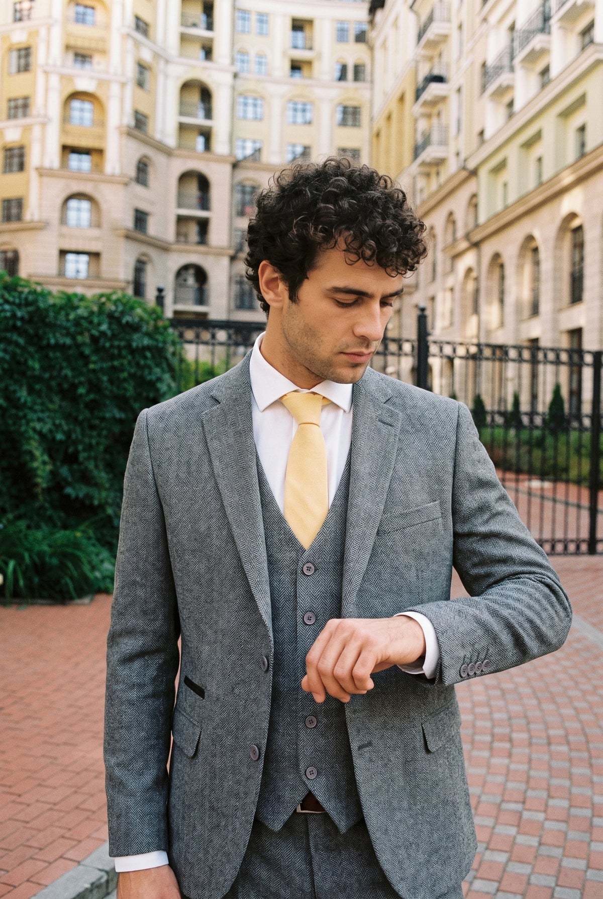 Corbata de hombre color amarillo claro con acabado de ante.