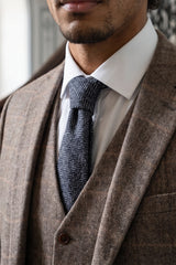 Corbata de tweed de mezcla de lana con estampado de espiga azul marino para hombre