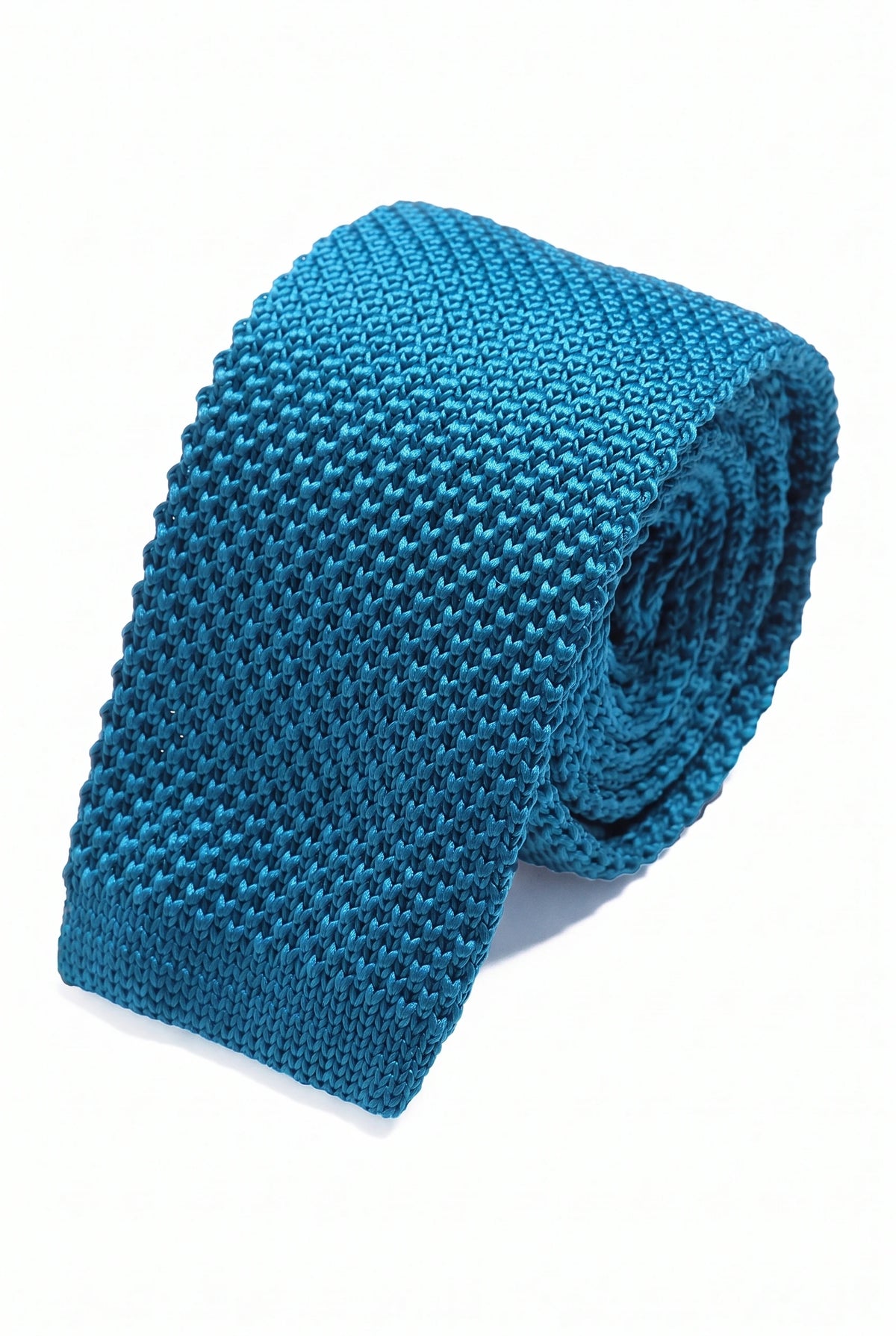 Corbata de punto azul marino para hombre con extremo cuadrado plano.
