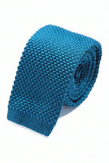 Corbata de punto azul marino para hombre con extremo cuadrado plano.