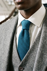 Corbata de punto azul marino para hombre con extremo cuadrado plano.
