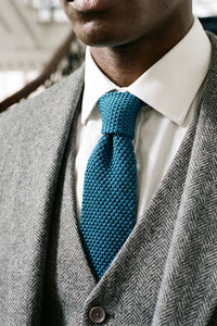 Corbata de punto azul marino para hombre con extremo cuadrado plano.