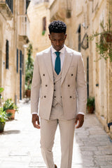 Corbata de punto azul marino para hombre con extremo cuadrado plano.