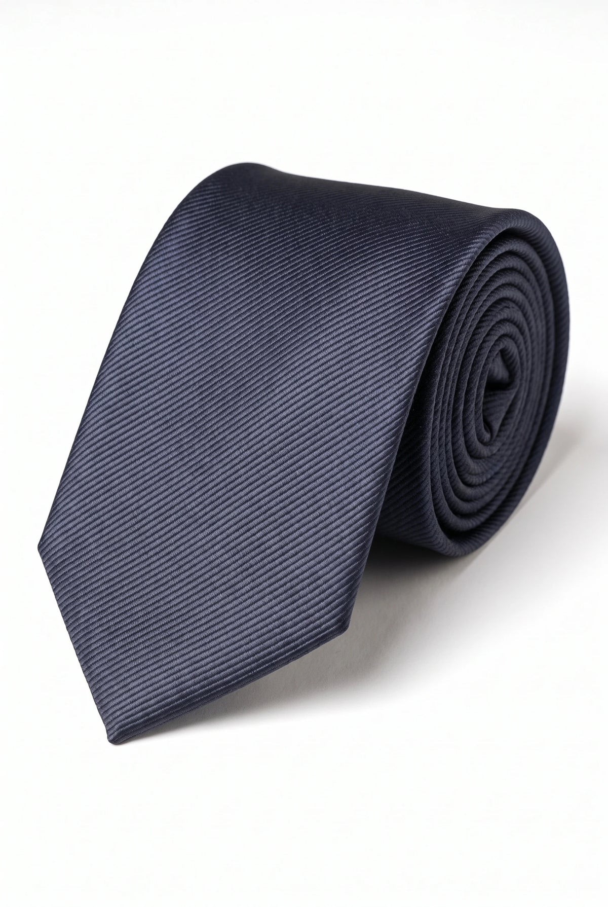 Corbata azul marino delgada para hombre de 6 cm, color liso.