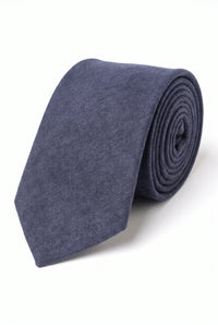 Corbata de hombre azul marino con acabado de ante.
