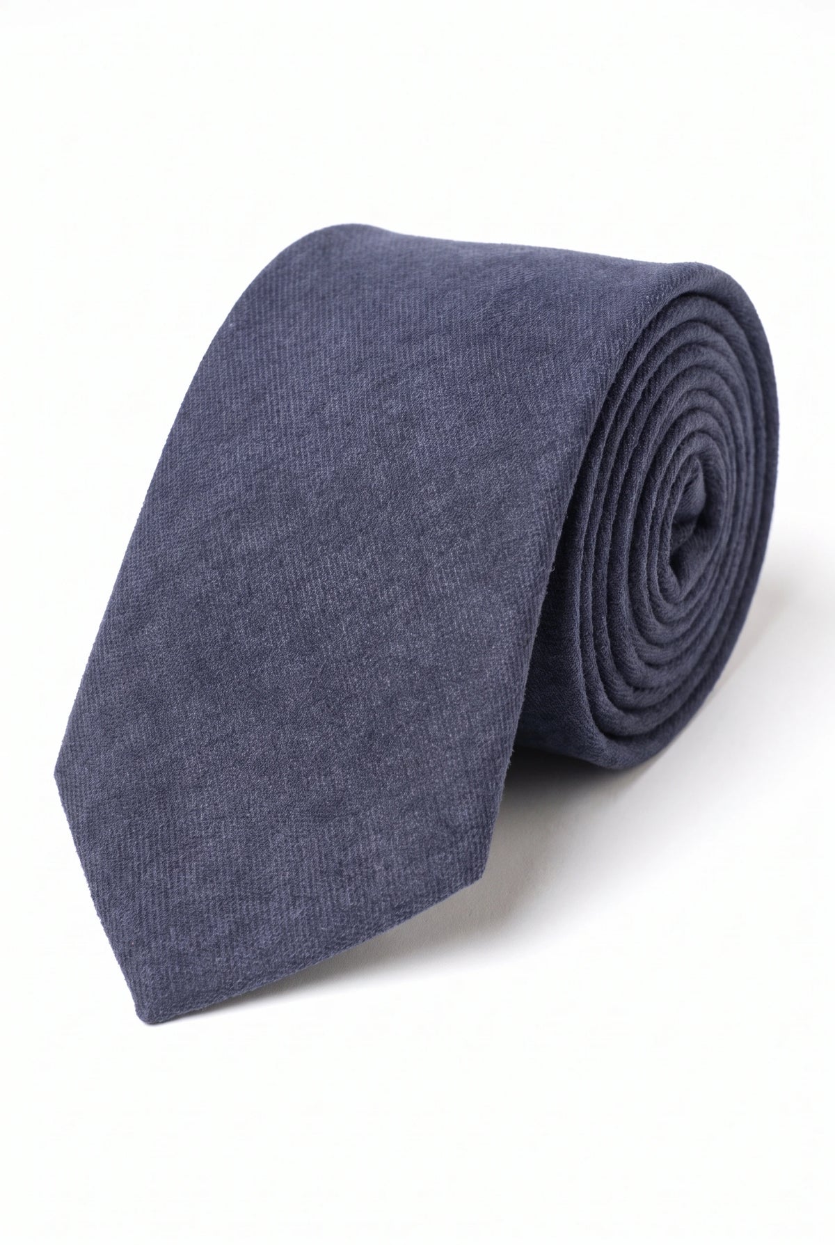 Corbata de hombre azul marino con acabado de ante.