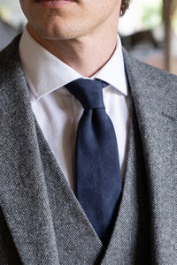 Corbata de hombre azul marino con acabado de ante.