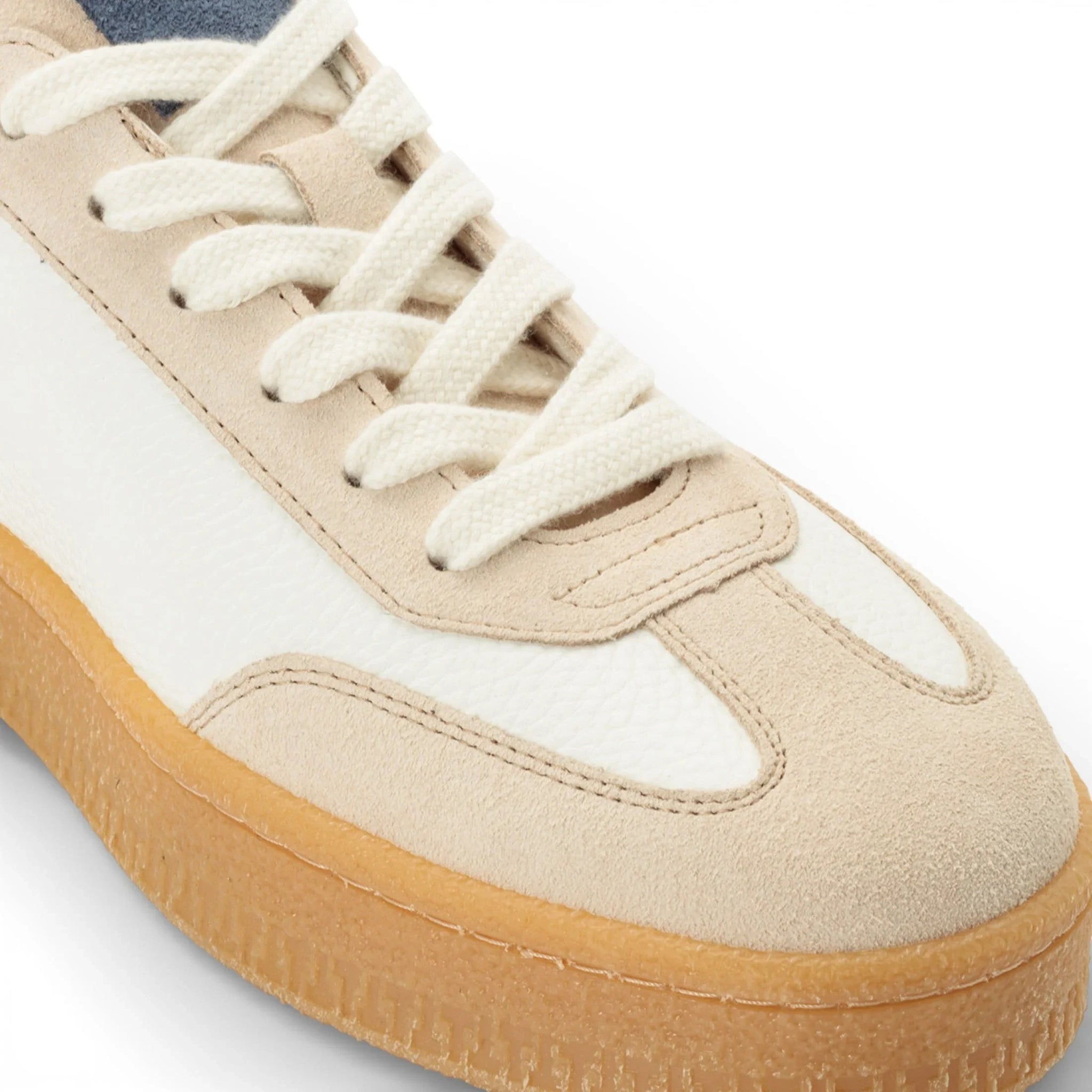 Zapatillas deportivas de hombre de piel color blanco roto con raya roja