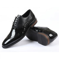 Zapatos Oxford de hombre con puntera de ala en piel sintética charol.