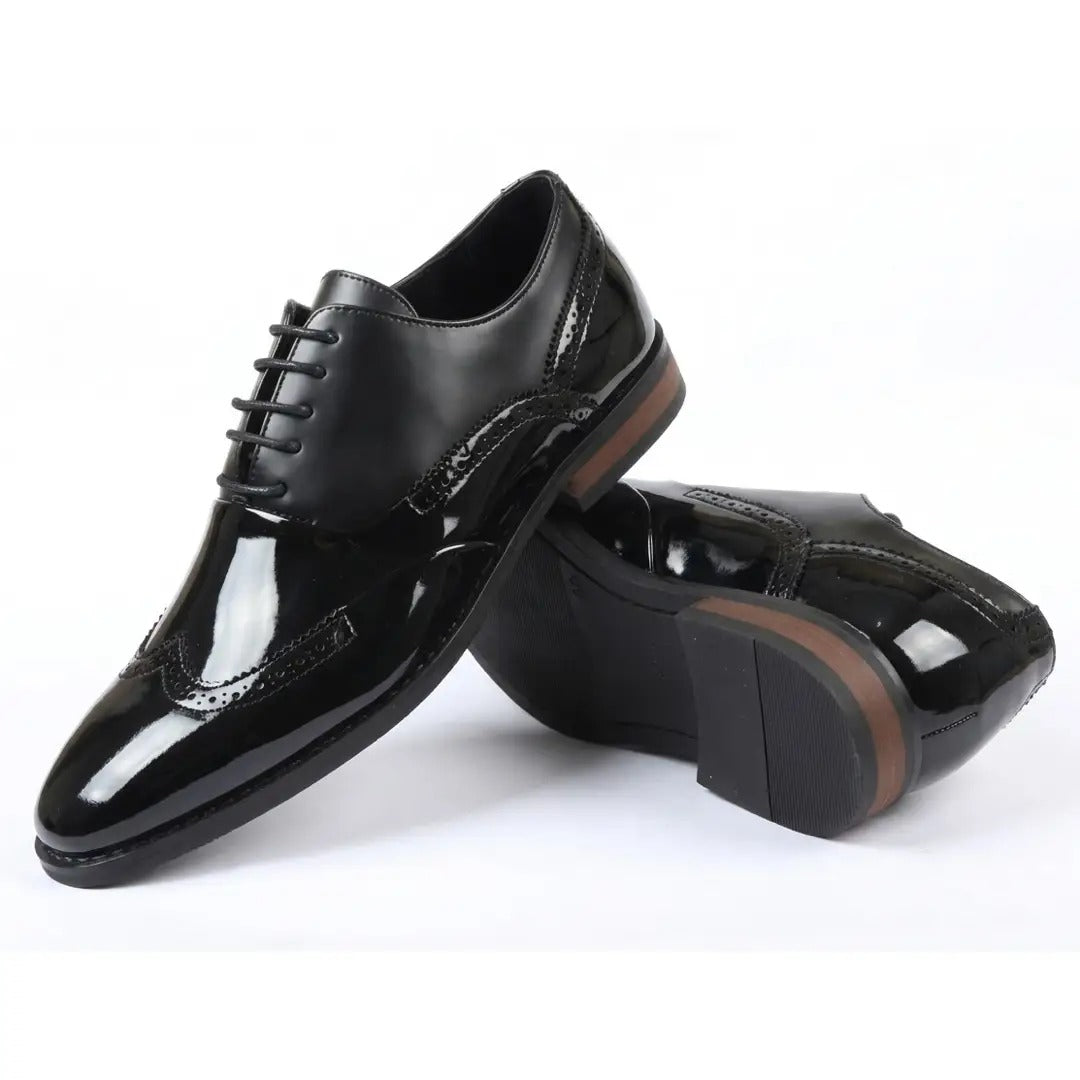 Zapatos Oxford de hombre con puntera de ala en piel sintética charol.
