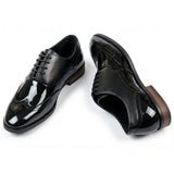 Zapatos Oxford de hombre con puntera de ala en piel sintética charol.