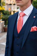 Conjunto de corbata color melocotón para hombre con pañuelo de bolsillo y gemelos.