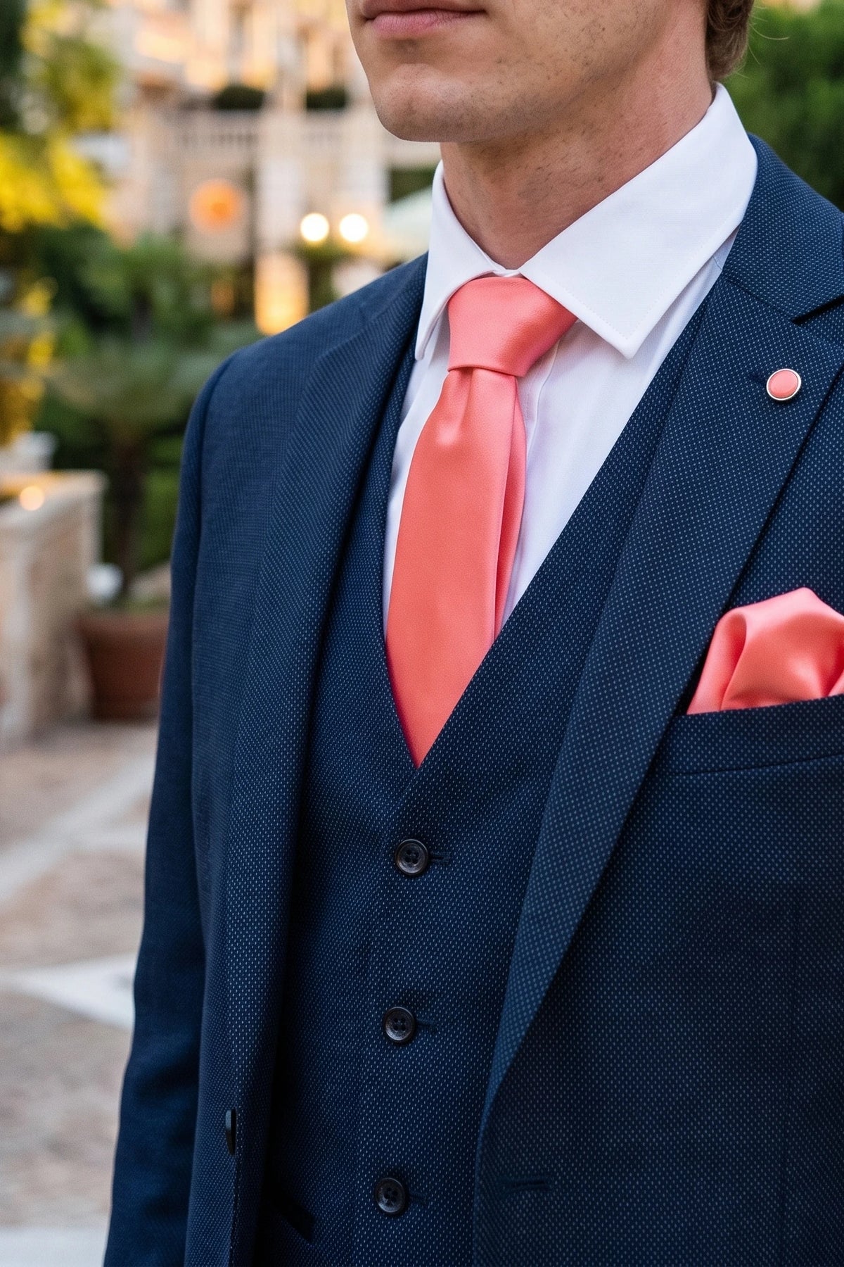 Conjunto de corbata color melocotón para hombre con pañuelo de bolsillo y gemelos.