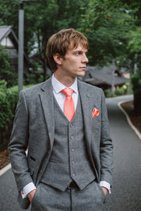 Conjunto de corbata color melocotón para hombre con pañuelo de bolsillo y gemelos.