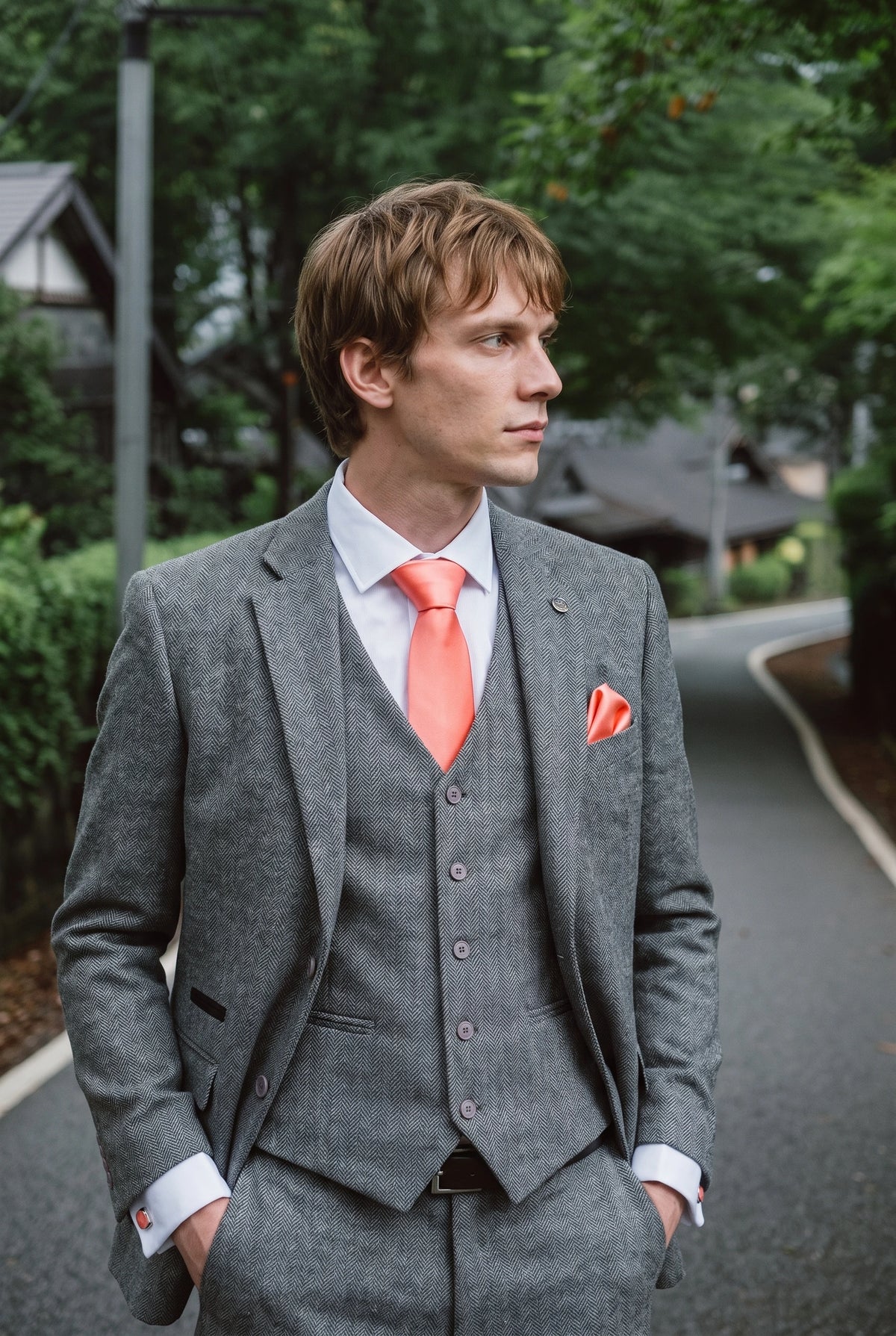 Conjunto de corbata color melocotón para hombre con pañuelo de bolsillo y gemelos.
