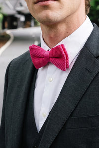 Pajarita de punto rosa para hombre
