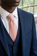 Corbata de punto rosa para hombre con extremo cuadrado plano