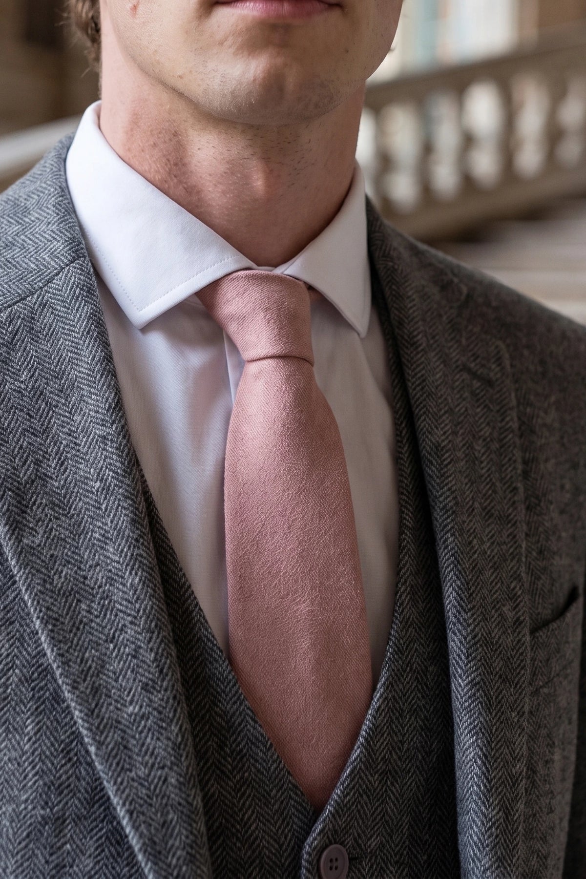 Corbata de hombre con acabado de ante rosa