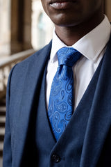 Corbata de hombre azul marino con estampado paisley.