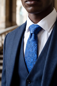 Corbata de hombre azul marino con estampado paisley.