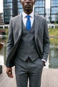 Corbata de hombre azul marino con estampado paisley.